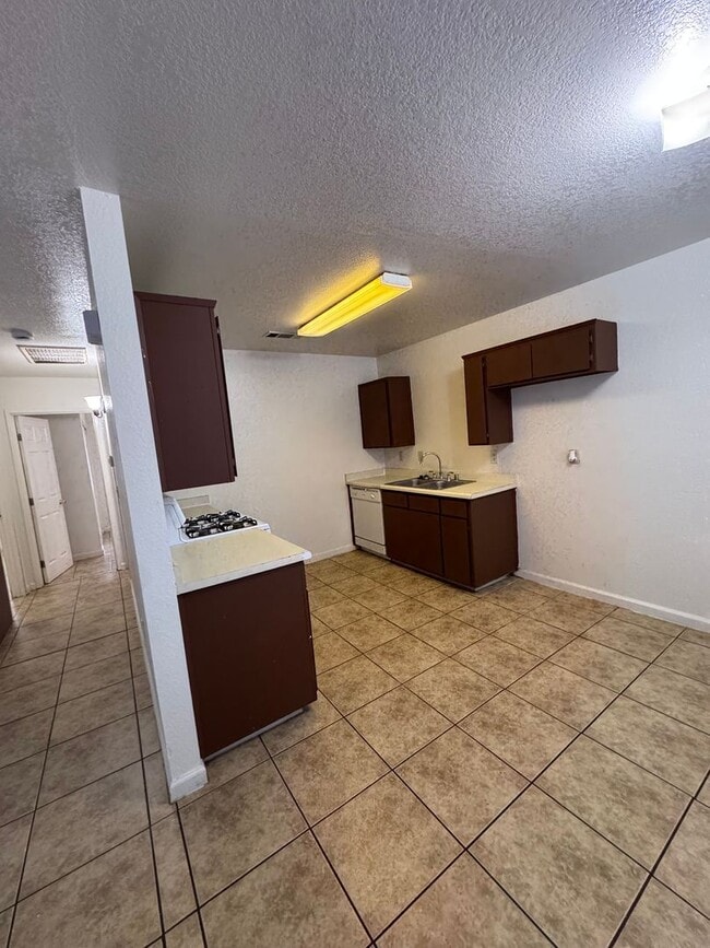 Building Photo - 3443