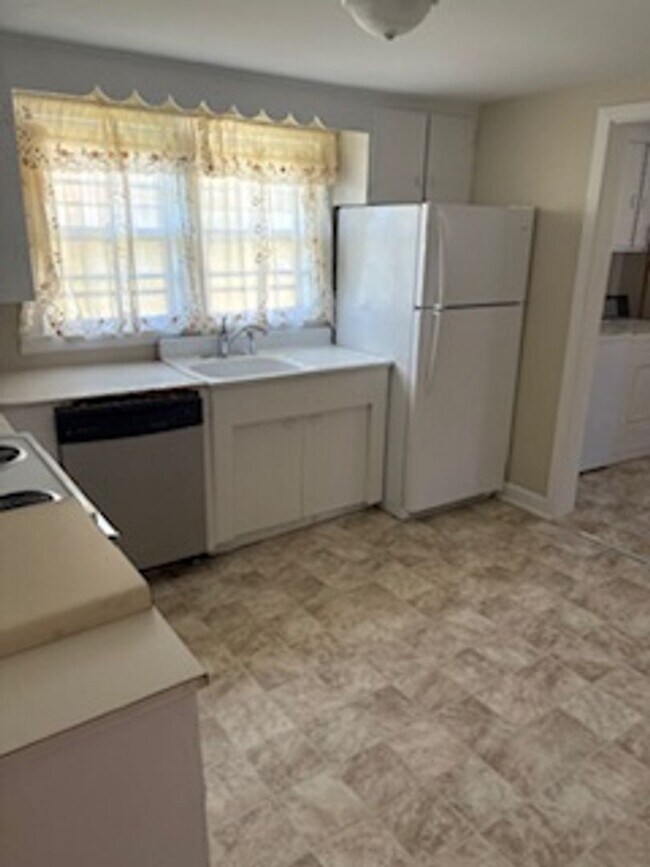 Foto del edificio - Charming 3-Bedroom Home with Spacious Yard...