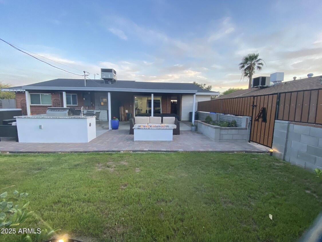 Primary Photo - 8524 E Wilshire Dr