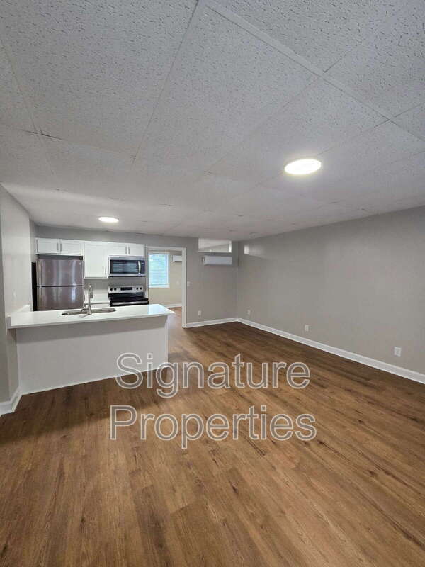 Foto del edificio - 773 Long Point Rd