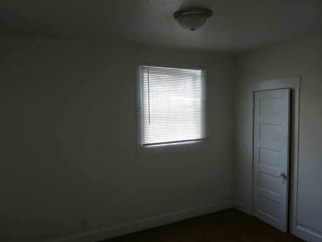 Foto del edificio - 3 bedroom 2 bath westside cottage