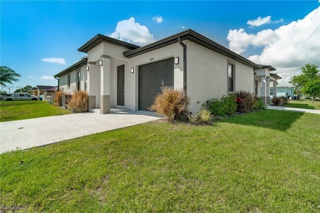 Building Photo - 809 Agnes Ave