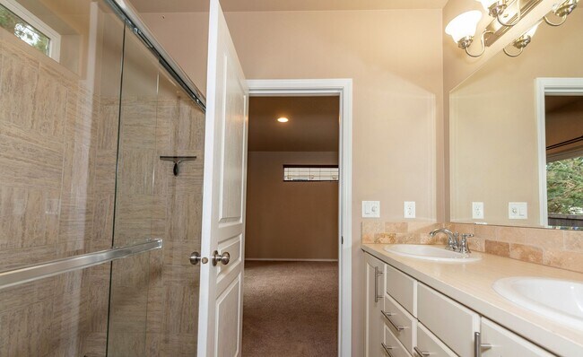 Foto del edificio - CHECK OUT THIS SPACIOUS CRAFTSMAN STYLE HOME IN ASPEN RIM!!