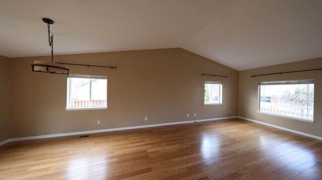 Building Photo - 4 Bed 2.5 Bath - Dog Friendly - Groups - N...