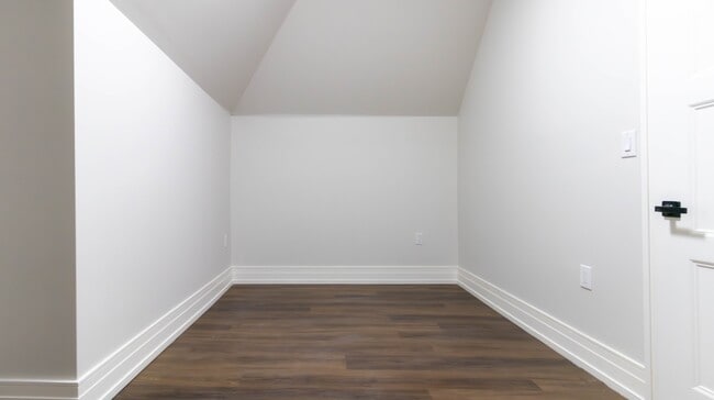 Building Photo - Unit 5