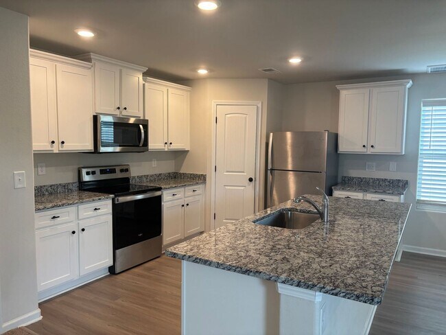 Foto del edificio - Beautiful 4 Bedroom 2.5 Bath House with Fenced Yard Available!   Pet Friendly!