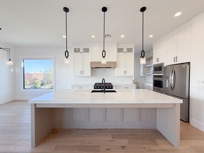 Foto del edificio - 5 bed plus office / 4 bath / 3 car garage custom home in Washington Fields with POOL