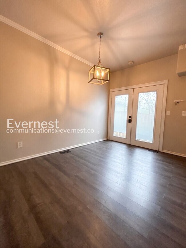 Foto del edificio - 2 Bed/2.5 Bath Townhome with Fenced Yard & Garage / Available Soon!