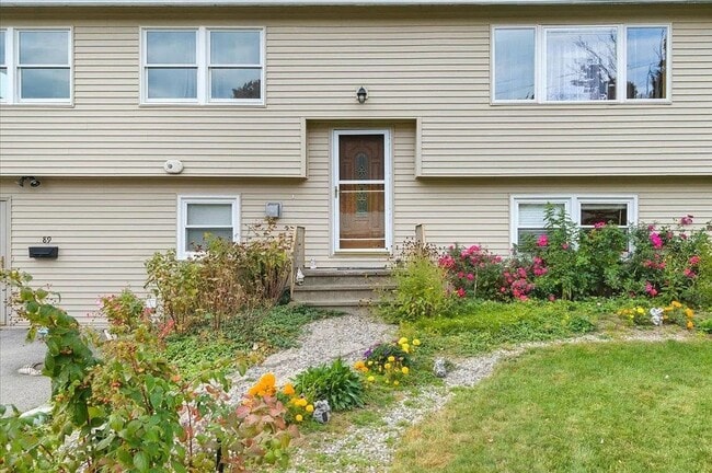 Beautifully Maintained Single-Family Home With Flexible, Multi-Area Layout - Beautifully Maintained Single-Family Home With Flexible, Multi-Area Layout
