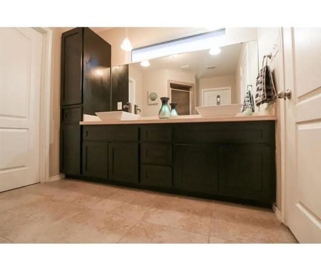 Building Photo - 9916 Natalia Dr