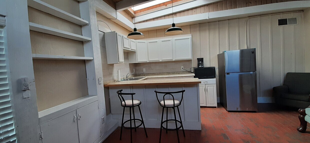 Kitchenette w/breakfast bar - 2137 Madiera NE