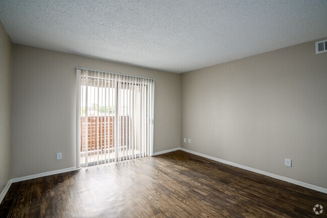 1 habitación, 1 baño - 660 pies cuadrados - Sala de estar con grandes ventanales y pisos estilo madera en apartamentos de Waco. - Madeira Apartments