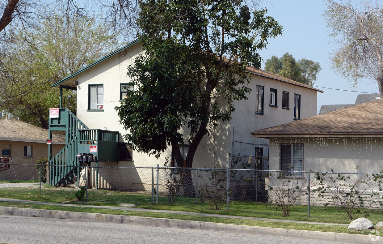 Foto del edificio - 560 N Sierra Way