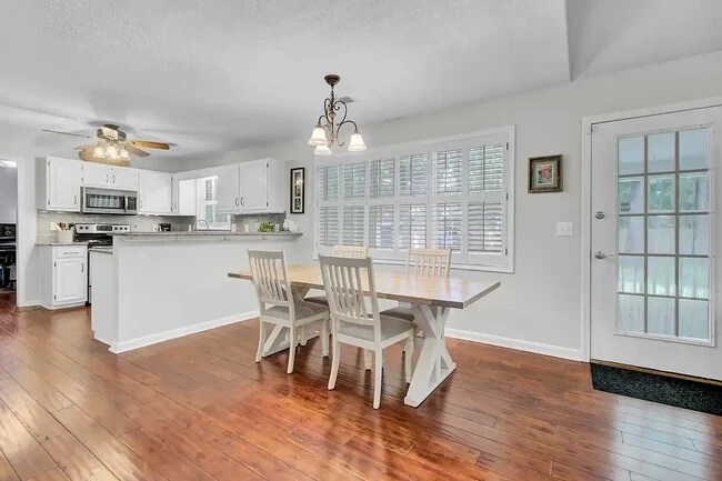 Comida - 1579 Wabeek Way
