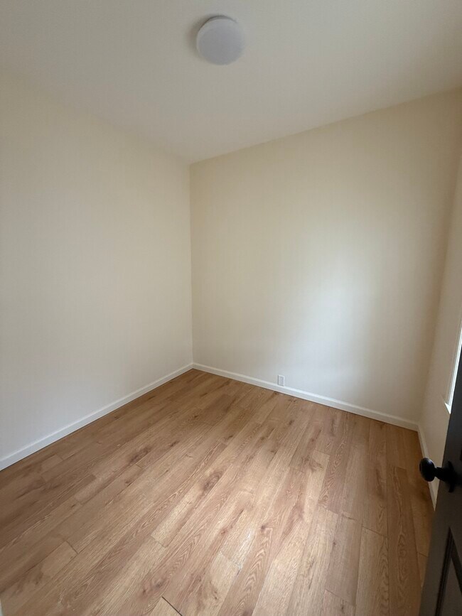 Half bedroom - 132 Wakeman Ave