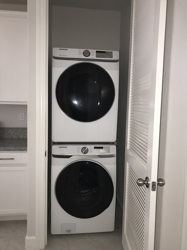 Laundry in unit - 693 W Weller Ave