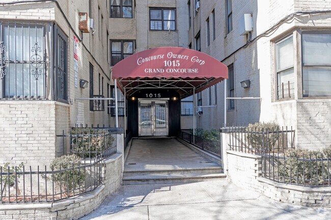 Entrada - 1015 Grand Concourse