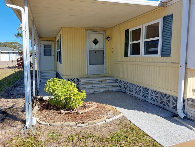 Foto del edificio - 55+ Community Home in Saralake Estates – 2 Bed / 2 Bath