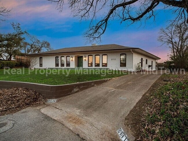 Foto del edificio - Stunning 4-Bedroom Retreat with Designer T...