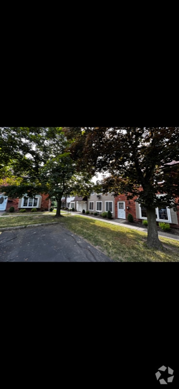 Building Photo - 124 Wellington Ct