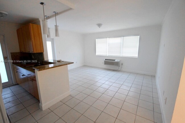 Foto del edificio - 7315 Byron Ave