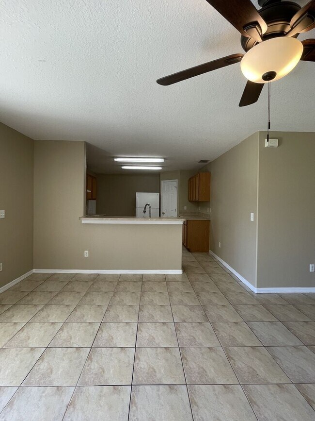Foto del edificio - "FREE RENT" 3 bed / 2 bath duplex now avai...