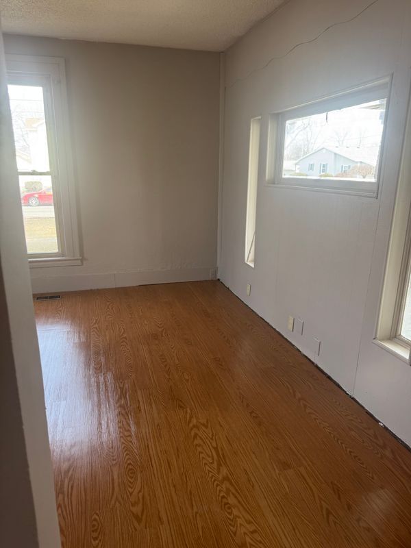 Building Photo - 403 W 6th St