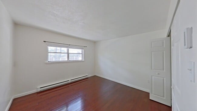 Building Photo - 25 Greentree Ln