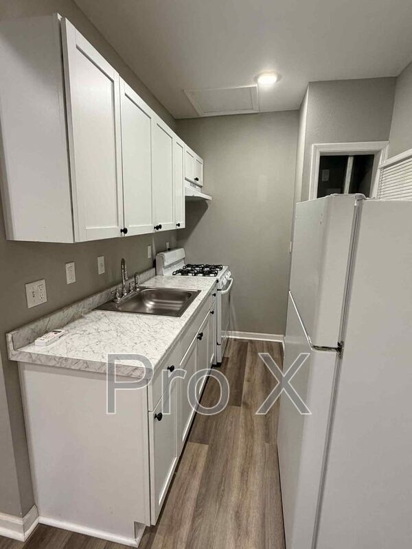 Building Photo - 609 W 9th St