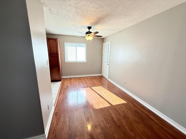 Building Photo - 1325 Longfellow Dr