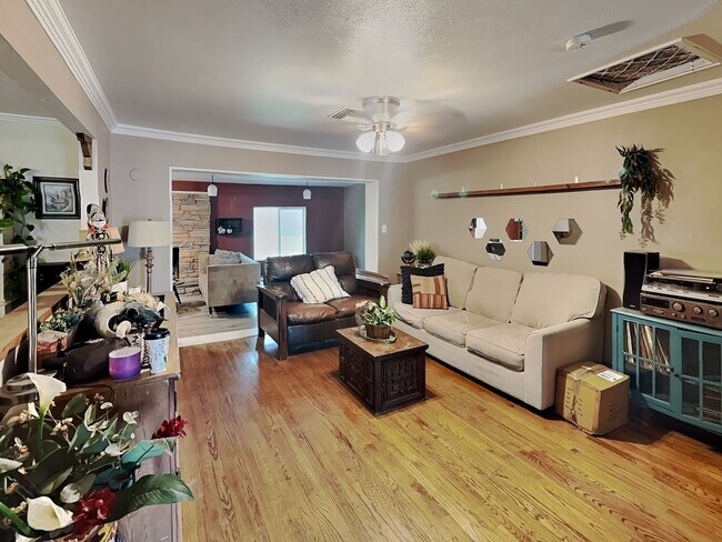 Foto del edificio - Ridglea South Gem with Designer Kitchen, Double Living Spaces & Expansive Backyard Retreat!
