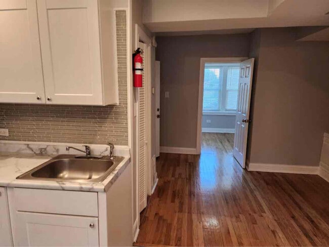 Building Photo - 1138 W 84th St