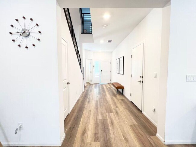 Foto del edificio - Beautiful 3-story home with 4 bedrooms and 3.5 bathrooms