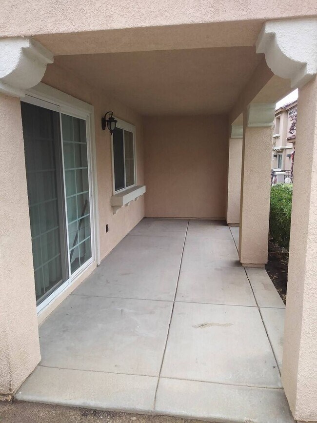 Foto del edificio - Spacious 3 Bedroom Moreno Valley Townhouse in Gated  Community!