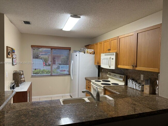 Foto del edificio - 20875 NW 4 St