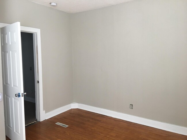 Building Photo - 105 Jessamine Ave W