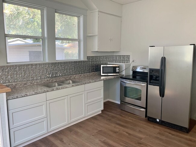 Building Photo - SPACIOUS 3 BEDROOM 1.5 BATHROOM APARTMENT ...