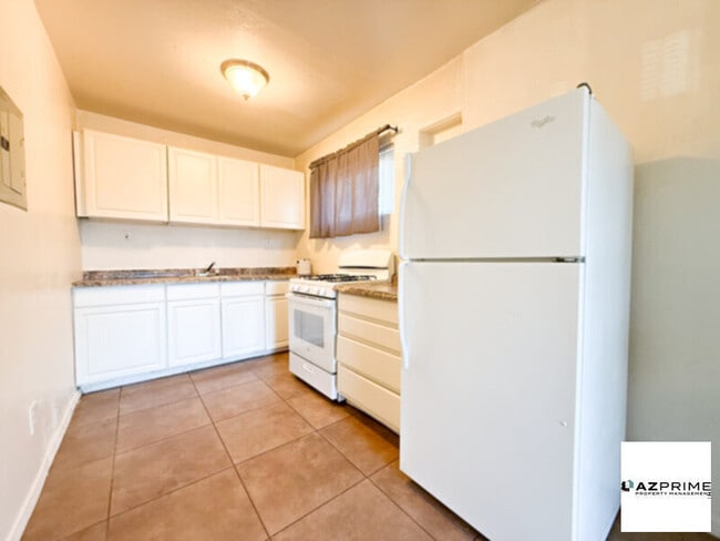 Building Photo - 2/1 Charming Corner Apartment in Glendale!