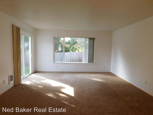 Building Photo - 6105-6115 Woodside Dr SE