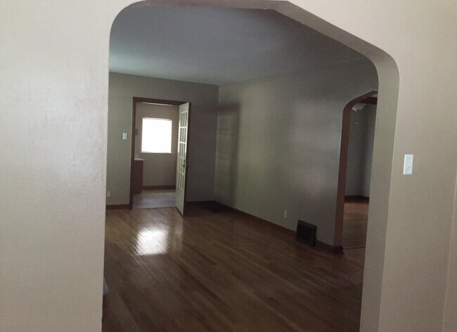 Building Photo - 700 S Forest Ave