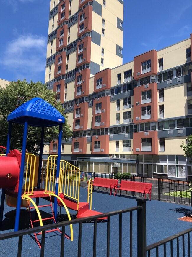 Foto del edificio - 85 Riverdale Ave