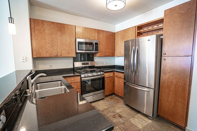 Building Photo - 1 Bedroom Condo for Rent in the Madisons!