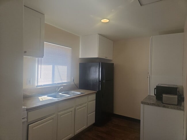 READY TO MOVE IN- MUST SEE - TWO CAR OFF STREET PARKING SPOTS AND UTILITIES PAID - READY TO MOVE IN- MUST SEE - TWO CAR OFF STREET PARKING SPOTS AND UTILITIES PAID House