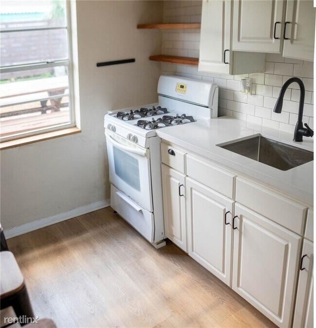 Foto del edificio - 2 br, 1 bath House - 2896 NE 12th Ter