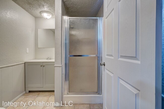Building Photo - 4 br, 2.5 bath House - 6604 Braniff Dr.