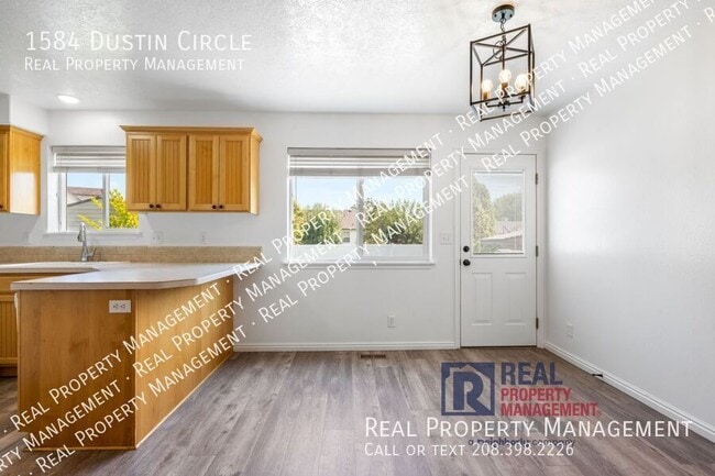 Building Photo - 1584 Dustin Cir