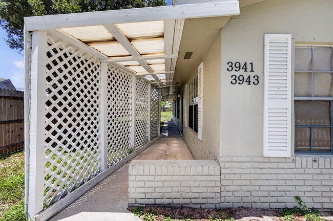Building Photo - 3943 Roan Ct W