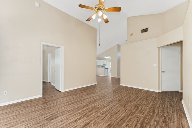 Building Photo - Cute 3/2 Home with Updated Flooring, Bonus...