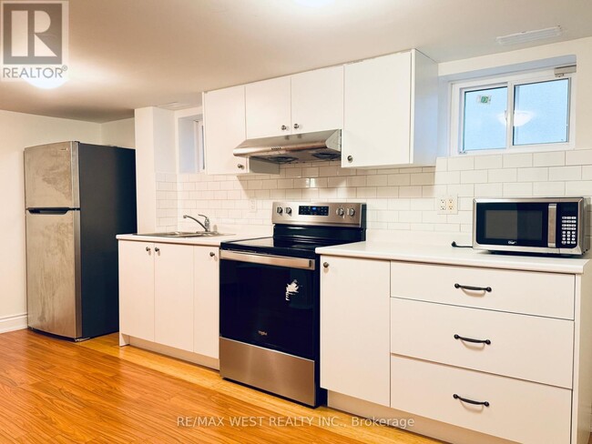 Photo du bâtiment - 43 Dunblaine Ave