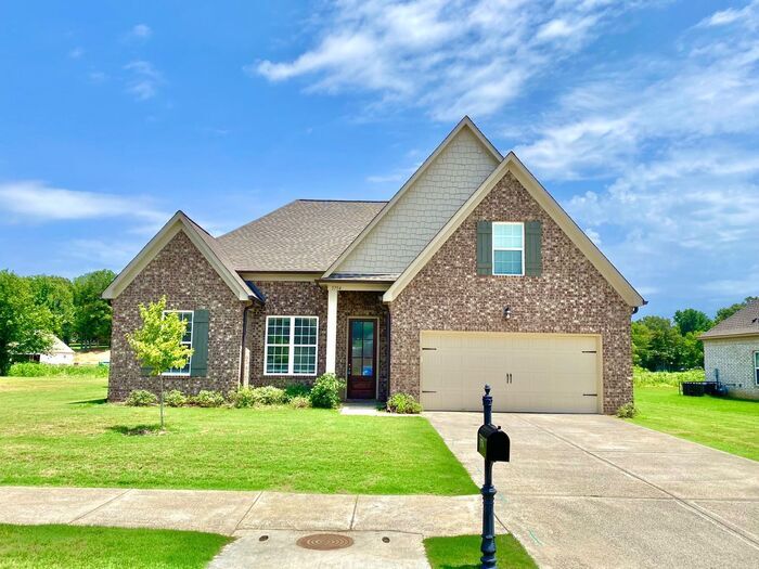 Foto principal - Now Leasing a 4-bedroom 3 bath home @ Nich...